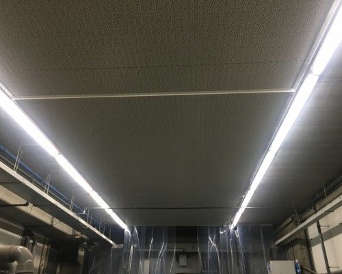 Installation d’un plafond acoustique dans une station de lavage